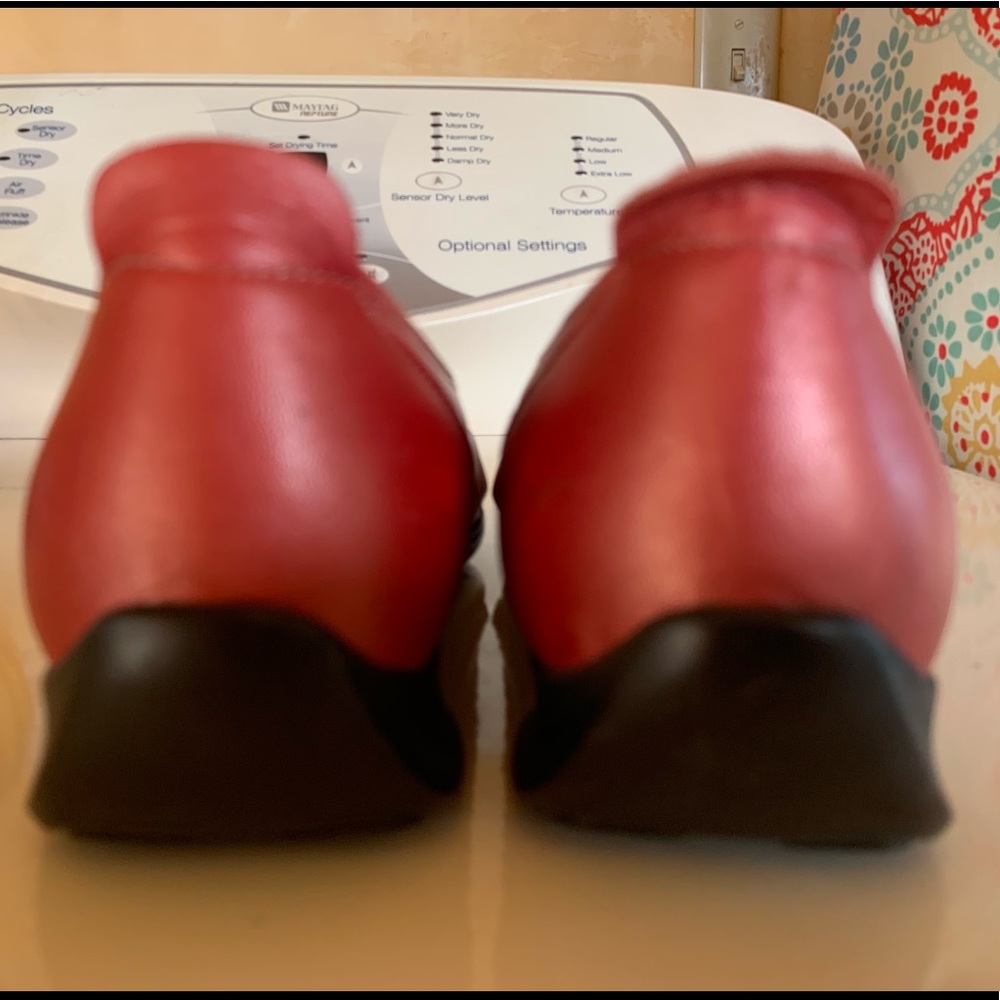 Red Flats - Picture 3 of 5